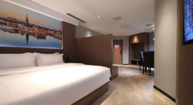 Accessible Double room Ramada Encore by Wyndham Wuhan West
