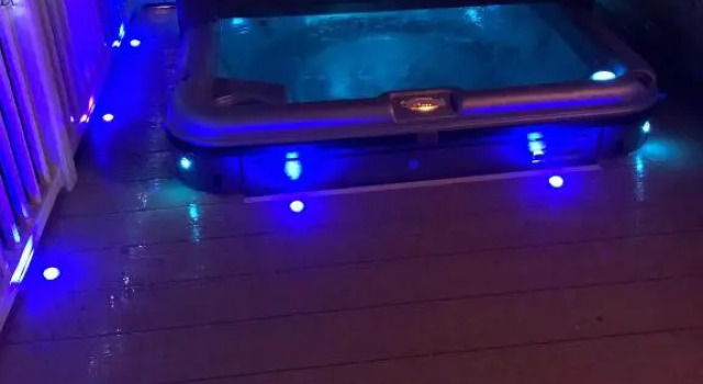 Коттедж Luxury Lakeside Lodge L2 with Hot tub situated at Tattershall Lakes Country Park