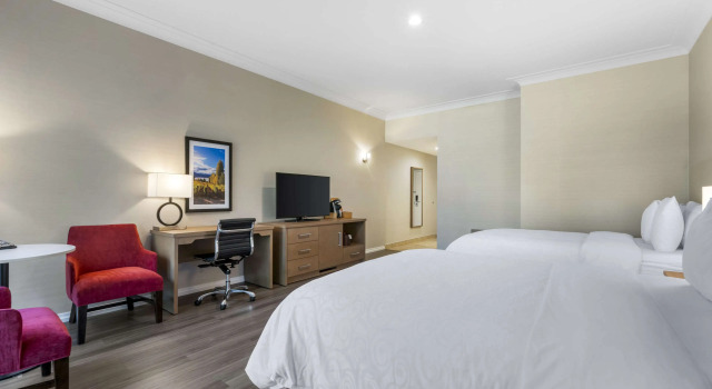 Четырёхместный номер Standard Best Western Plus Kelowna Hotel & Suites
