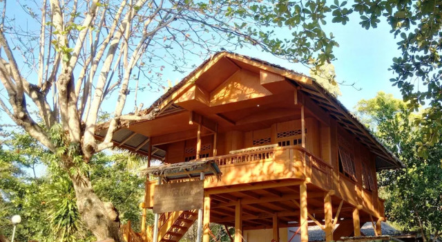 Семейное бунгало с 2 комнатами с балконом и рядом с пляжем Jonaths Cottage Bunaken