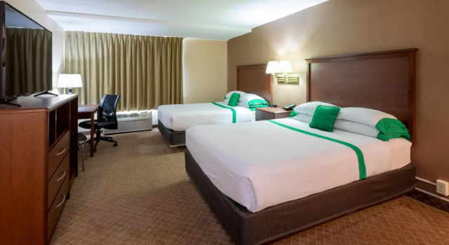 GuestHouse International Inn & Suites Rochester, Varaa Hotelli Hotellit Minnesota pysäköinnillä, Pysäköinti