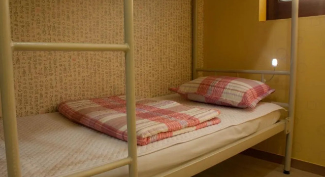 Кровать в общем номере (мужской номер) Nearest Guesthouse