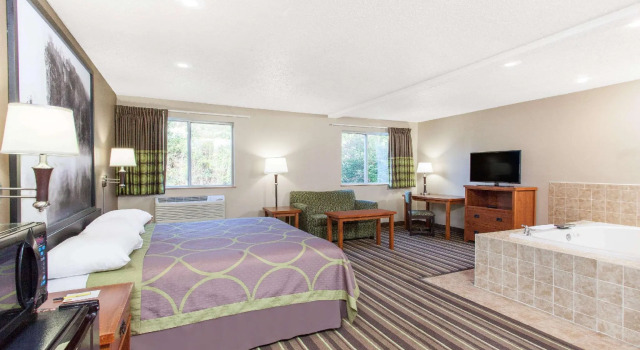 Двухместный люкс Deluxe Super 8 by Wyndham Richlands/Claypool Hill Area