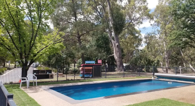 Семейный номер Standard с балконом Euroa Caravan Park