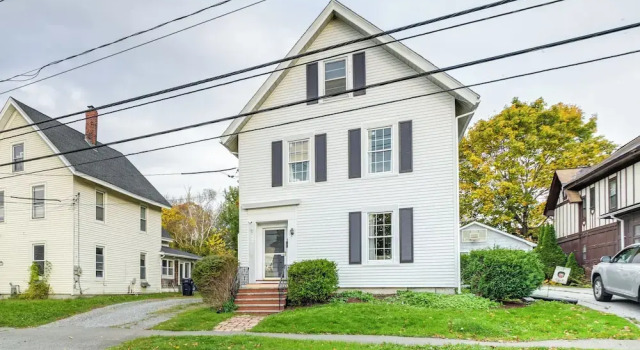 Charming Bangor Home w/ Deck < 1 Mi to Downtown, Забронировать Дом для отпуска Бангор штат Мэн, рядом с Maine Savings Amphitheater