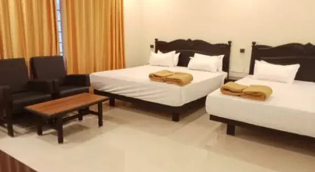 Четырёхместный семейный номер Standard Hotel Sri Devi