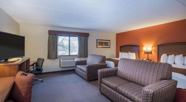 Четырёхместный люкс AmericInn by Wyndham Grand Forks