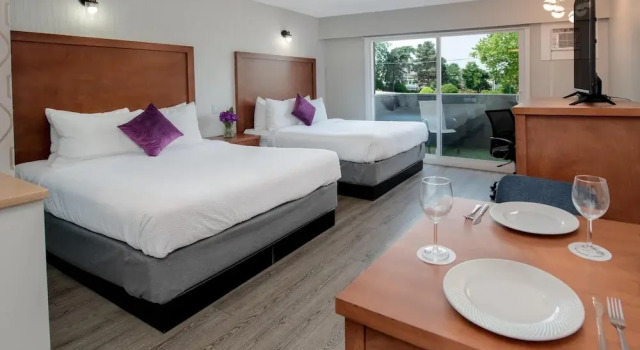 Четырёхместный номер Standard с балконом Coast Metro Vancouver Hotel