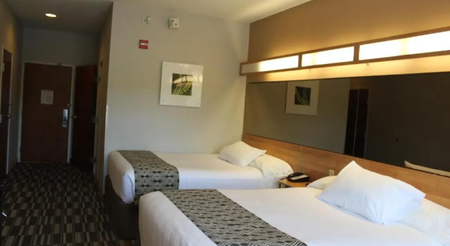 Четырёхместный номер Standard York Microtel Inn & Suites by Wyndham