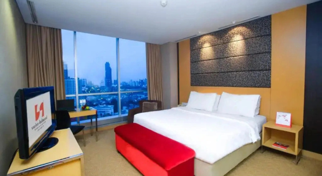 Полулюкс с видом на бассейн Swiss-Belhotel Mangga Besar