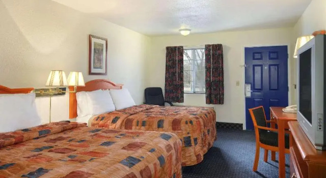 Номер Standard Days Inn by Wyndham KU Lawrence