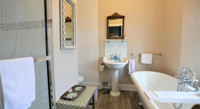 Deluxe suite Ascot House Hotel