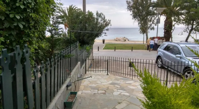 Коттедж Cute Maisonette No2 on coastal sidewalk