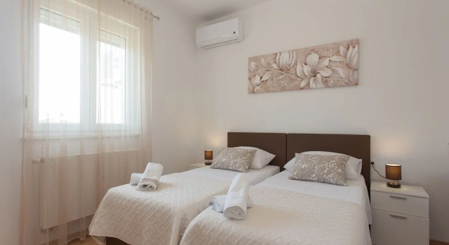 Modern villa with private swimming pool, nice garden with roofed terrace, BBQ, Забронировать Вилла Отели в центре Водице, в центре