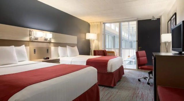Четырёхместный номер Standard Ramada by Wyndham Clarion