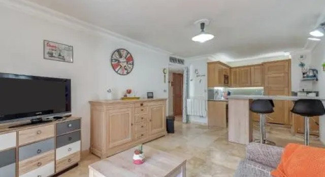 Apartment Le Domaine de la Baie-1 by Interhome, Забронировать Апартаменты/квартира Отели Кавалер-сюр-Мер с бассейном, рядом с Plage de Bonporteau, Бассейн