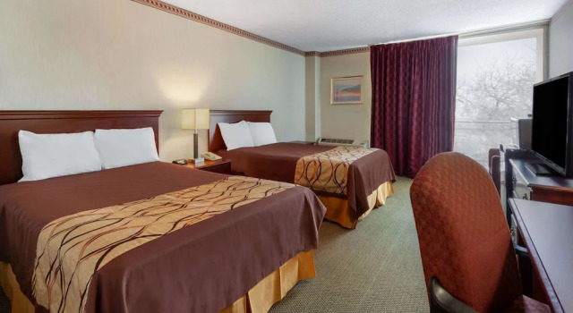 Четырёхместный номер Standard с балконом Travelodge by Wyndham Cleveland Airport