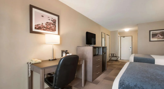 Четырёхместный номер Standard с балконом Best Western St Catharines Hotel & Conference Centre