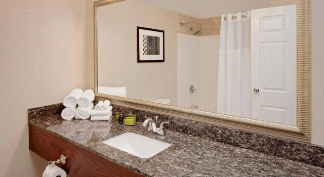 Четырёхместный номер Standard Westford Regency Inn & Conference Center