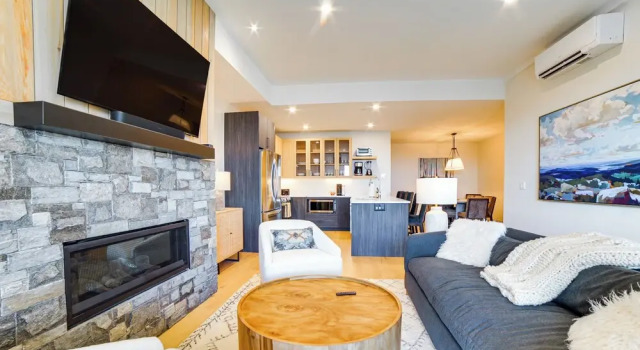 Ski-in/out Townhome w/ Views at Okemo Resort!, Забронировать Отель Ладлоу Okemo Mountain, рядом с Sunshine Ski Lift