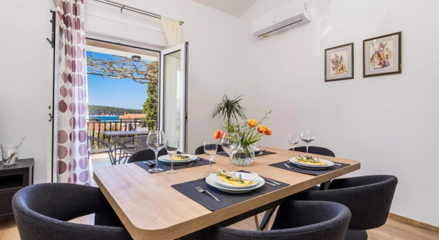 Nice Apartment in Barbat with Hot Tub, WiFi & 3 Bedrooms, Prenota Appartamento Arbe 