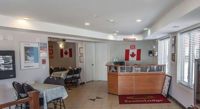 Econo Lodge Inn & Suites