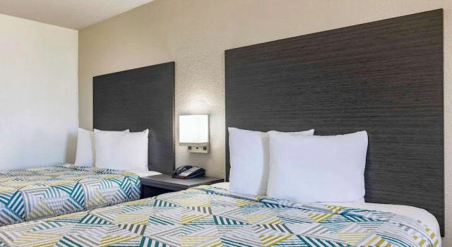 Четырёхместный номер Standard с балконом Motel 6 Lake Charles, LA