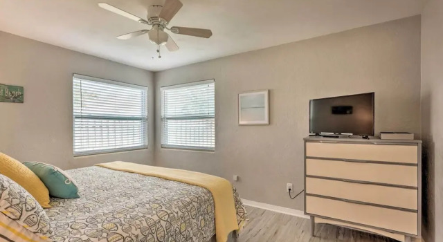Bright Bungalow With Porch: Walk to Ormond Beach!, Забронировать Отель Ормонд-бай-те-Си штат Флорида, рядом с Ormond Scenic Loop &amp; Trail