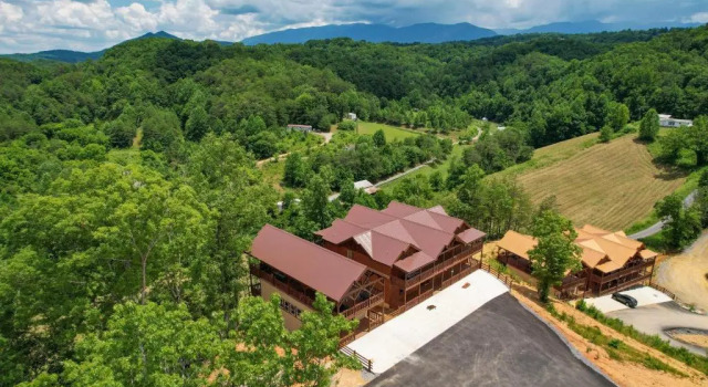 Коттедж Wilder by Avantstay Group Retreat Pool + Hot Tub + Views Near Pigeon Forge Sleeps 24