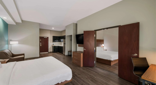 Четырёхместный люкс с 2 комнатами Best Western Plus Bowie Inn & Suites