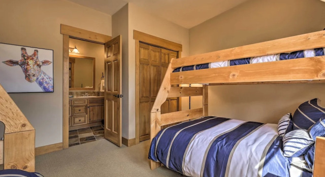 Keystone Condo on Golf Course w/ Mountain View, Rezerwuj Apartament Hotele w Vail Ski z parkingiem, Parking