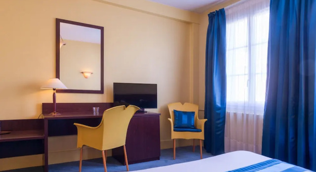 Трёхместный номер Comfort Hôtel Cathédrale, Lisieux