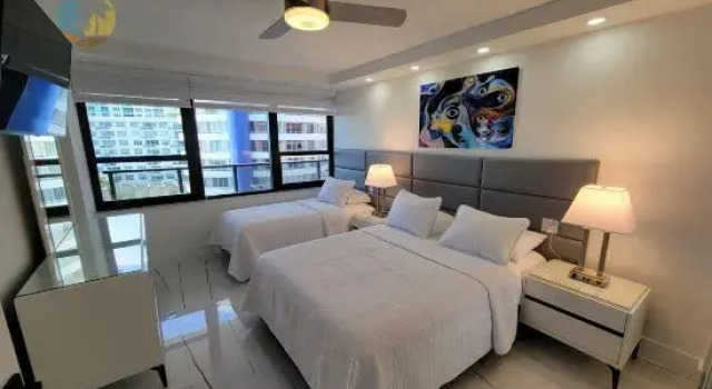NEWLY RENOVATED! 4 Bed 3 Bath Bachelorette Beach Pad w/ Stunning Views 2 Pools! - 903, Varaa Hotelli Hotellit Miami Beach uima-altaalla, Uima-allas