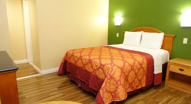 Tropic Lodge