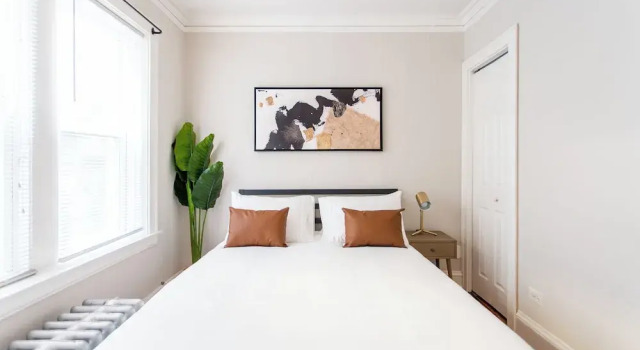 Nice 1BR Spot - Eastwood rep, Забронировать Отель Отели Иллинойс 4 звезды, 4*