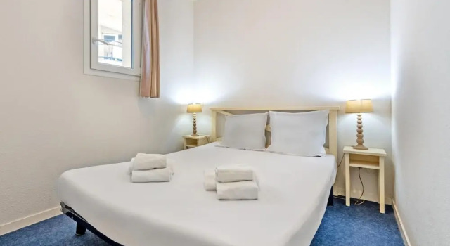 Apartment in France With Stunning Sea View, Забронировать Апартаменты/квартира Отели Плугонвелен с парковкой, Парковка