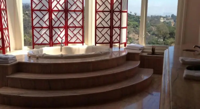 Коттедж Luxury The Stradella Court Mansion