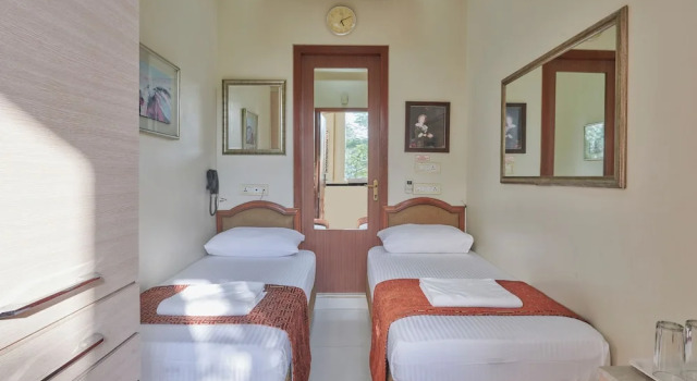 Номер Superior Elphinstone Hotel