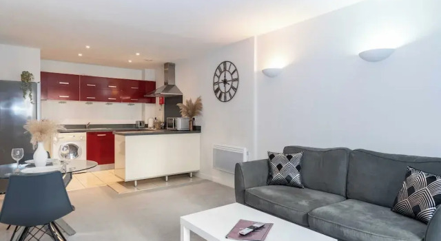 Апартаменты Standard Cotels Centro Budget Busting Apartments! CENTRAL LOCATION, PARKING, FIBRE WIFI, SMART TV, FULLY EQUIPPED KITCHEN