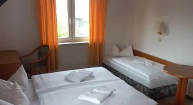 Трёхместный номер Standard Gasthaus & Pension Zum Schwarzen Adler
