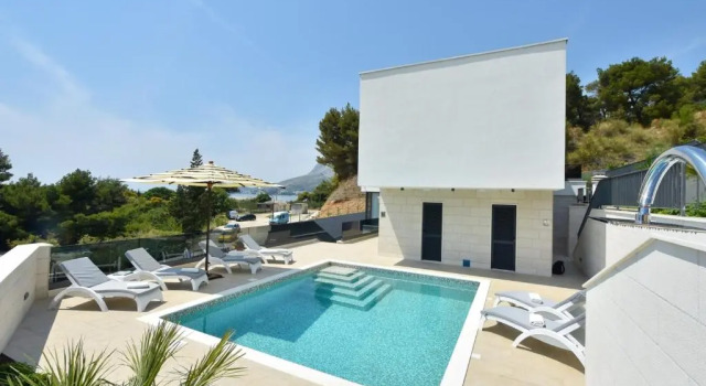 Вилла Luxury, seafront Villa Petra with heated pool only 50m from beach