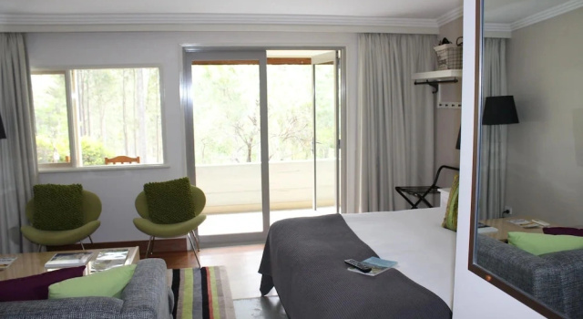 Двухместный люкс Deluxe с балконом Elfin Hill Vineyard Accommodation