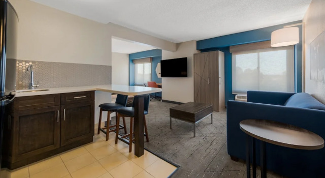 Люкс c 1 комнатой Holiday Inn Express Hotels- Hampton by IHG