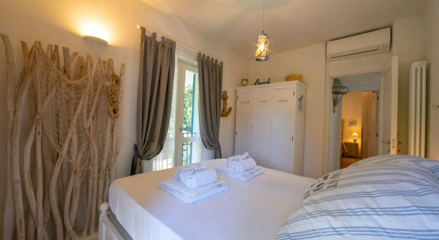 Villa Victor 100m from sea - Happy Rentals, Забронировать Вилла Коттеджи Apuana coast, Коттедж