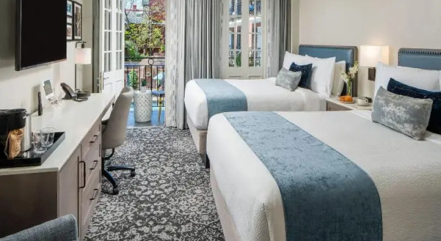 Четырёхместный номер Standard с балконом и с красивым видом из окна Four Points by Sheraton French Quarter