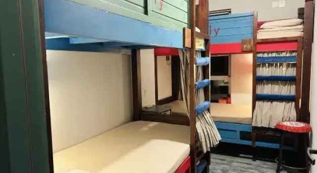 Кровать в общем номере Dacheng Xiaoyuan Hostel (Zhengzhou High-speed Railway East Station MixC Store)