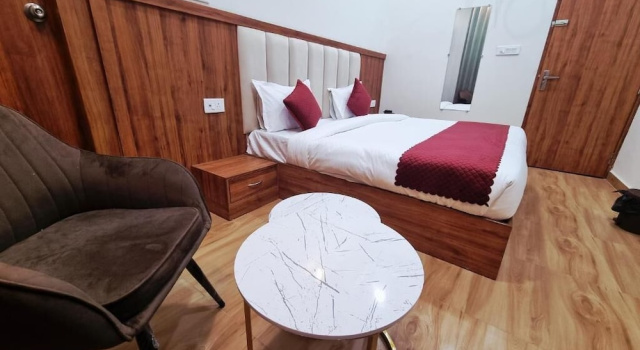 Om divine hotel, Забронировать Отель Вриндавана штат Уттар-Прадеш