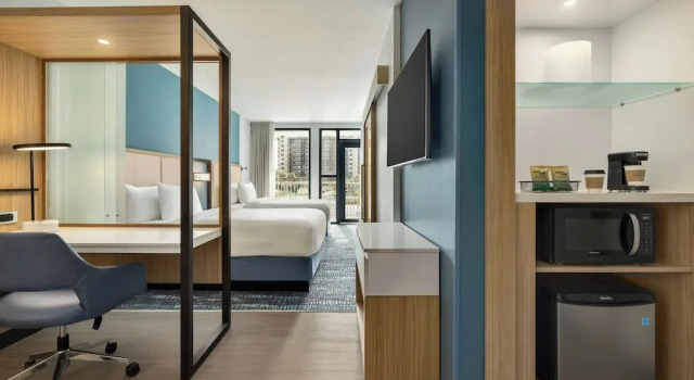 Люкс с балконом и с видом на бассейн SpringHill Suites by Marriott Orange Beach Gulf Shores