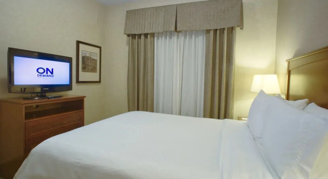 Четырёхместный люкс Holiday Inn Express Edmonton North by IHG