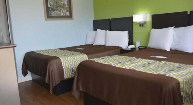Четырёхместный номер Deluxe Americas Best Value Inn and Suites Groves